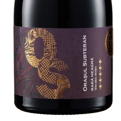 Garrafa vinho com rótulo roxo e dourado com texto orașul subteran