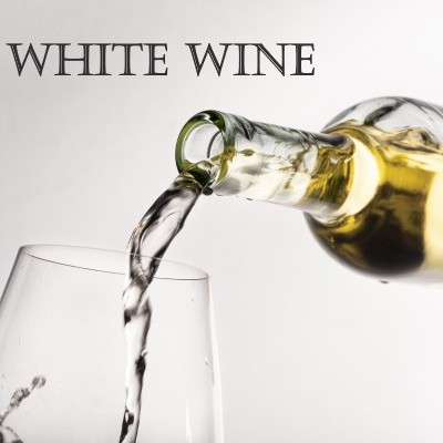 Garrafa de vinho branco a verter vinho num copo