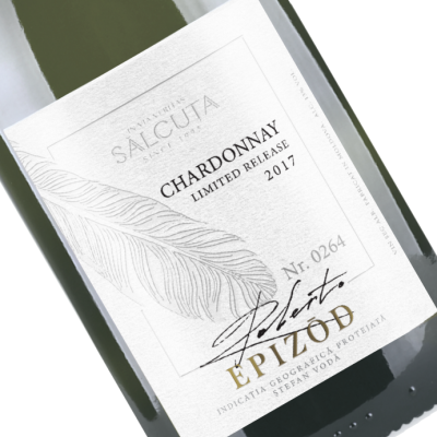Garrafa de vinho branco Chardonnay com rótulo branco e texto em preto e dourado.
