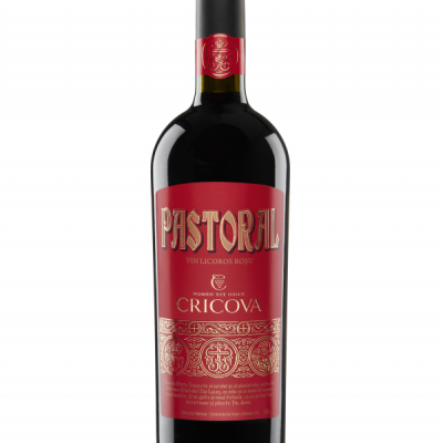 Garrafa de vinho tinto Pastoral com rótulo vermelho e texto dourado