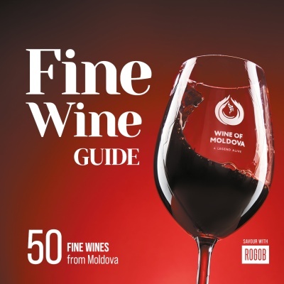 Copo de vinho tinto com texto promocional de vinhos finos da Moldávia