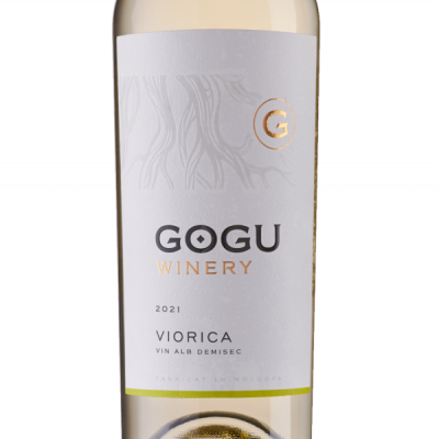 Garrafa de vinho branco com rótulo branco e texto em preto e dourado