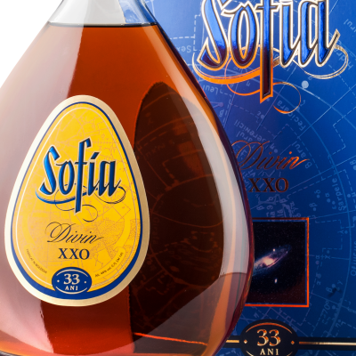 Garrafa de licor âmbar Sofia Divin XXO com rótulo amarelo e embalagem azul