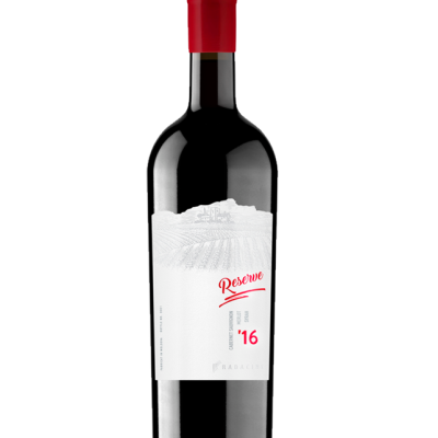 Garrafas de vinho tinto com rótulo branco e rolha vermelha