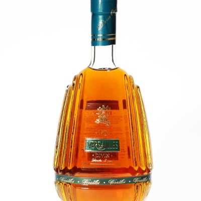 Garrafa de licor âmbar com tampa azul e etiqueta verde Versaille