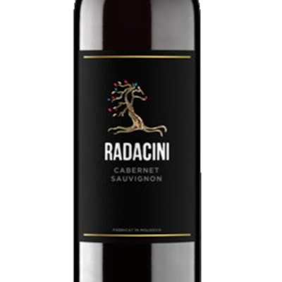 Garrafa de vinho tinto Radacini Cabernet Sauvignon com rótulo preto