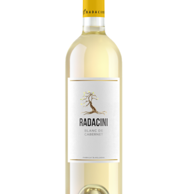 Garrafa de vinho branco Radacini com rótulo branco e tampa amarelo-alaranjada