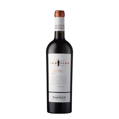 Garrafa de vinho tinto Vartely com rótulo branco e texto INDIVIDO