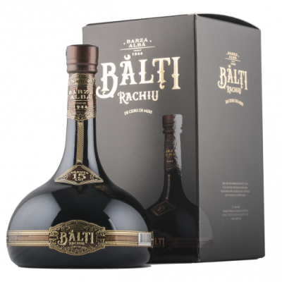 Garrafa preta arredondada de bebida alcoólica com caixa preta ao lado