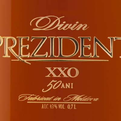 Rótulo de bebida Divin Prezident XXO 50 Anos em fundo cobre