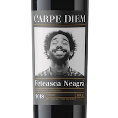 Garrafa de vinho tinto Carpe Diem Feteasca Neagră 2018 com rótulo preto e branco e imagem de homem sorridente
