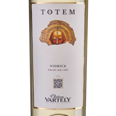 Garrafa de vinho branco com rótulo TOTEM e máscara dourada