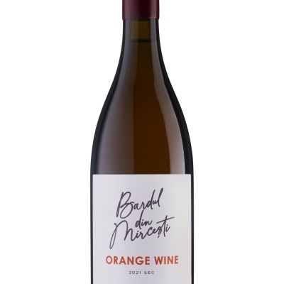 Garrafa de vinho laranja Bardul din Mirceşti com rótulo branco e cápsula bordeaux