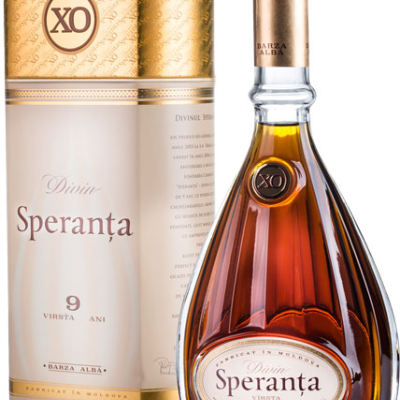 Garrafa de aguardente Divin Speranța 9 anos com embalagem dourada