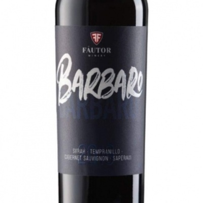Garrafa de vinho tinto com rótulo preto e texto branco e azul