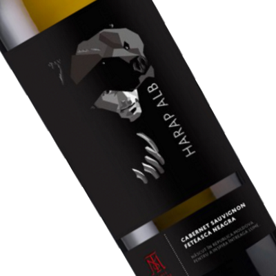 Garrafa de vinho com rótulo preto e cabeça de urso abstrata