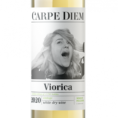 Garrafa de vinho branco seco com rótulo CARPE DIEM Viorica 2020