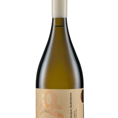 Garrafa de vinho branco com rótulo creme e padrão dourado de dragão