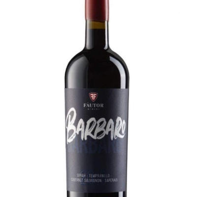 Garrafa de vinho tinto com rótulo preto e texto branco e vermelho
