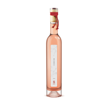 Garrafa de vinho rosé com rolha e etiqueta branca