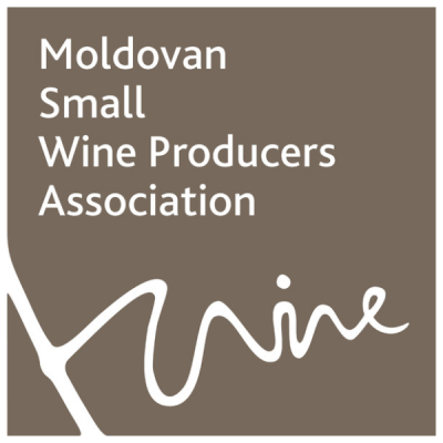 Logótipo da Moldovan Small Wine Producers Association em fundo castanho com texto e traço branco.