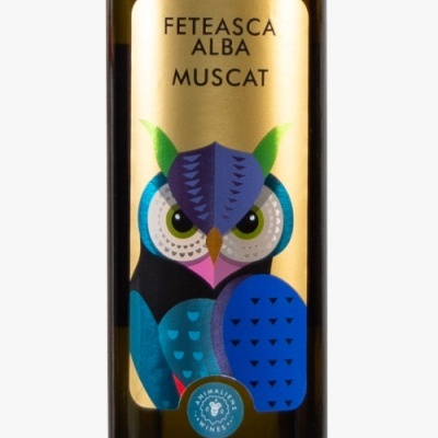 Garrafa de vinho com rótulo dourado e coruja azul, texto FETEASCA ALBA MUSCAT