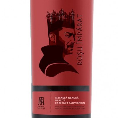 Garrafa de vinho com rótulo vermelho e ilustração de homem com árvores no topo