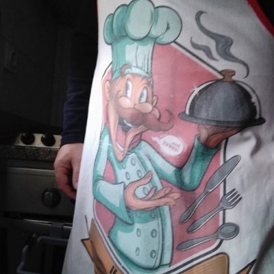 Avental branco com ilustração colorida de chef e texto CHEF RUI