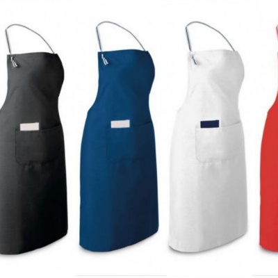 Quatro aventais nas cores preto, azul, branco e vermelho com bolso central e ajuste no pescoço.