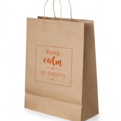 Sacola de papel castanho com texto impresso em laranja e alças de corda