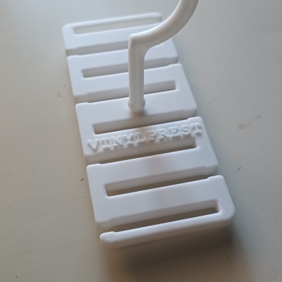 Cabide plástico branco com gancho e ranhuras retangulares, inscrição 'VINYL PRESS'