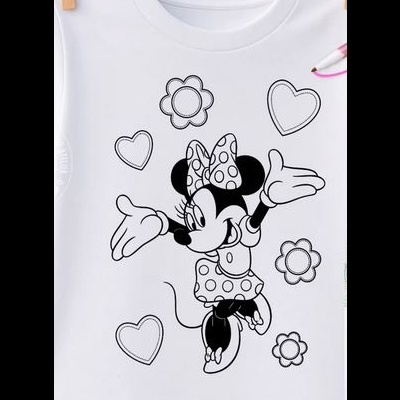 T-shirt branca com estampa da Minnie Mouse para colorir com flores e corações