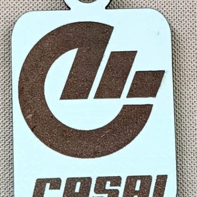 Etiqueta plástica branca com logótipo circular negro e texto CASAL