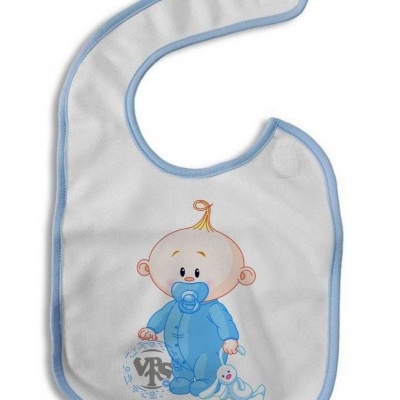 Babete de bebé branco com borda azul e uma imagem de bebé com fato azul