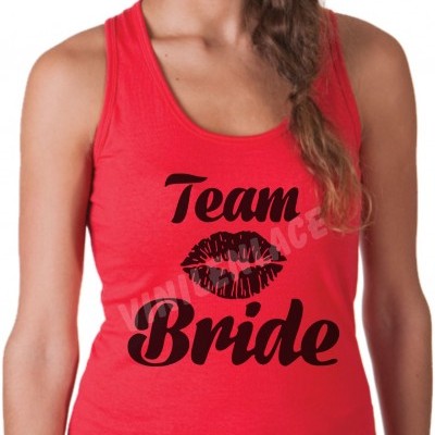 T-shirt vermelha com texto preto Team Bride e imagem de lábios