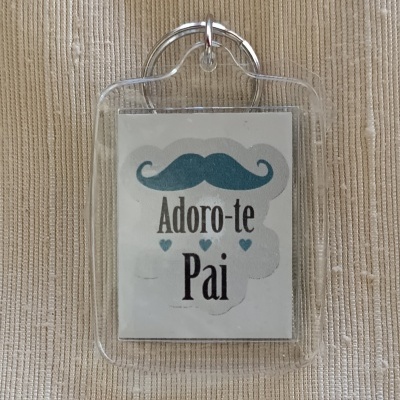 Porta-chaves com cartão com bigode azul e texto Adoro-te Pai