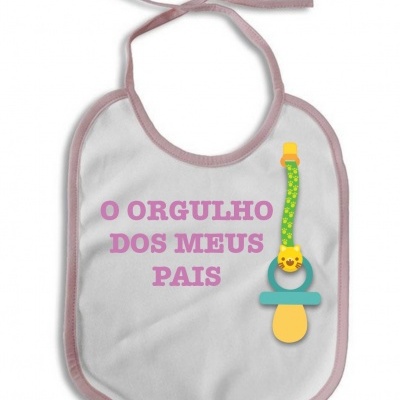 Babete branco com bordas rosa com texto e desenho de chupeta colorida.