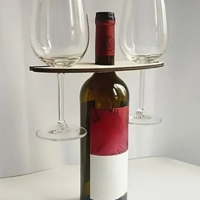 Garrafa de vinho com suporte de madeira e dois copos de vinho