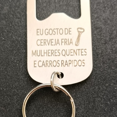 Chaveiro metálico prateado com abridor de garrafas e gravação de texto