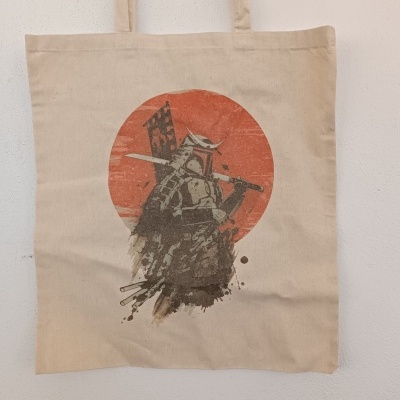 Tote bag bege com estampa de samurai e círculo vermelho