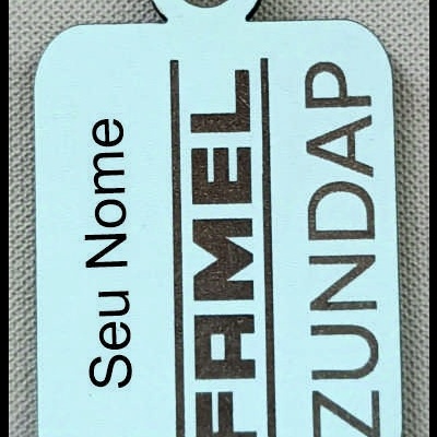 Chaveiro metálico com texto gravado e fundo cinza