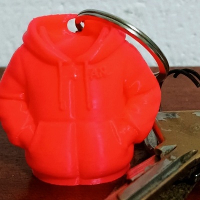 Chaveiro vermelho em forma de casaco com capuz e argola metálica para chaves