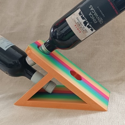 Suporte em madeira colorida com duas garrafas de vinho