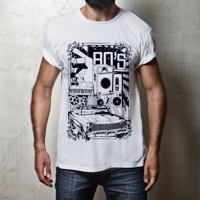 Homem vestido com camiseta branca estampada com tema anos 80 e calças jeans azuis em fundo cinzento