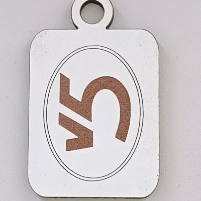 Etiqueta de plástico branco com texto V5 em castanho