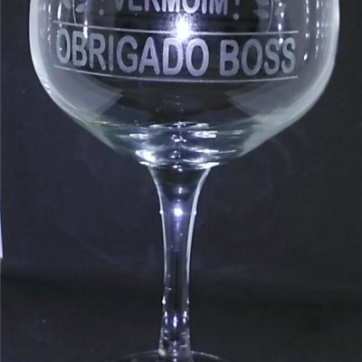 Copo de vidro taça com texto gravado em português