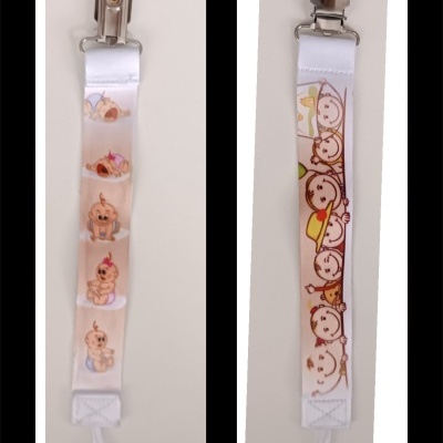 Suportes para chupeta com desenhos de bebés e crianças e clip metálico.