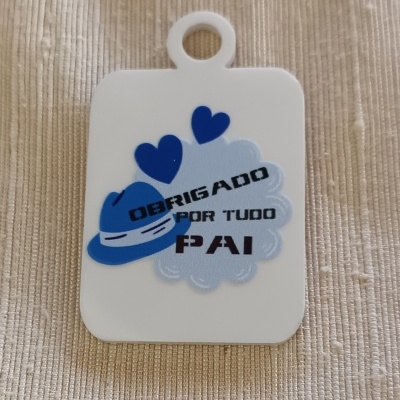 Chaveiro branco com corações e texto obrigado pai