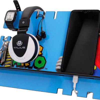 Suporte de mesa azul Super Mario com auriculares Talus, smartwatch, chaves e telemóvel preto