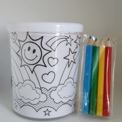 Copo branco com desenhos para colorir e lápis de cor azul, verde, amarelo e vermelho